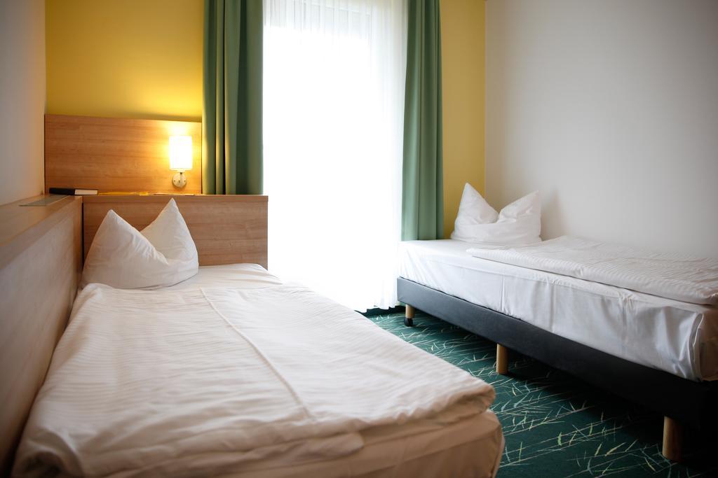 Sonnenhotel Feldberg Am See Mit Schwimmbad, Sauna Und Dampfbad Feldberger Seenlandschaft Стая снимка